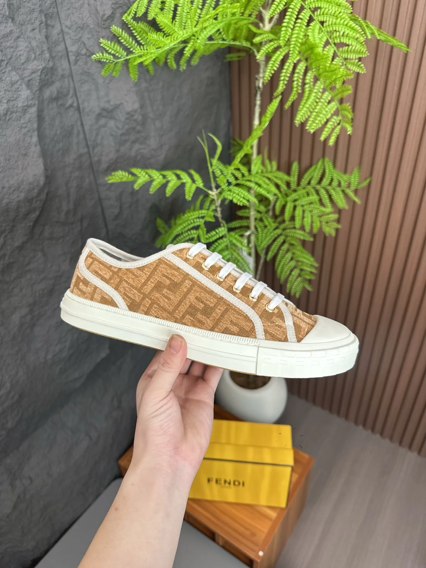 Men's shoes 💰580 FENDI Match men's lace-up sneakers. ♞size; Couple model 35-40 (female) 39~45 (men) This item comes from the Stefano Pilati design series and is made of black leather with gray leather details. Rubber sole with FENDI lettering on the side Material: 100% calfskin, lining: 70% polyester, 27% nylon